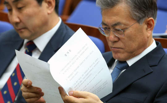 의총장 문재인 대표 서울=연합뉴스. 새정치민주연합 문재인 대표가 2일 오후 국회에서 열린 의원총회에서 쟁점법안에 대한 여야 원내지도부의 합의문을 검토하고 있다. 2015.12.2